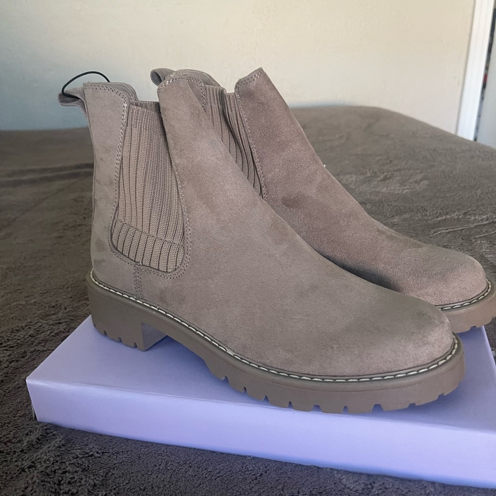 Women's Tan Chelsea Boots